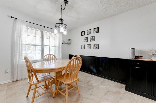 Building Photo - 303 Manning Dr