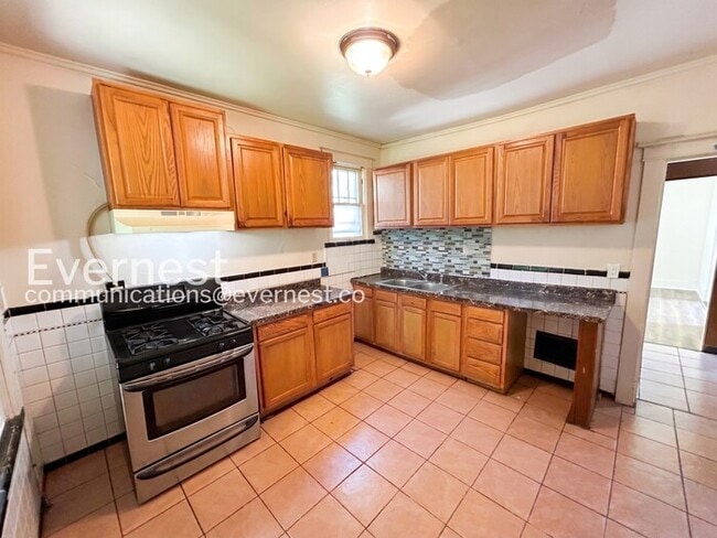 Building Photo - 3 Bed, 2 Bath Home with Off-Street Parking / Vouchers Accepted / Available Now!