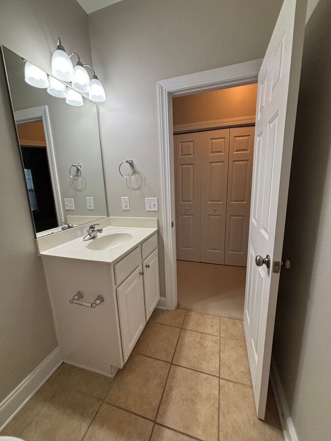 Building Photo - AVAILABLE NOW! End-Unit Townhouse in Pennington Square