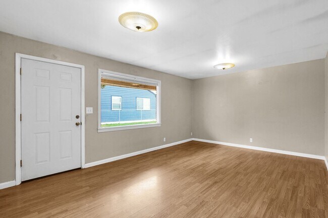 Building Photo - 1131/1133 W Ivy Ave