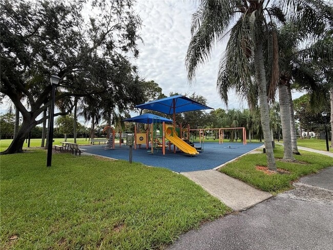 Building Photo - 14037 Fairway Island Dr