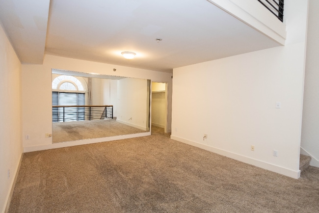 Building Photo - 523 N Bertrand St