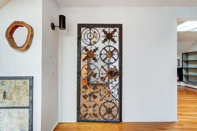 Building Photo - 2881 Observatory Ave