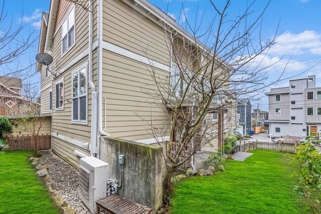 Building Photo - Quintessential West Seattle Townhome with Air Conditioning
