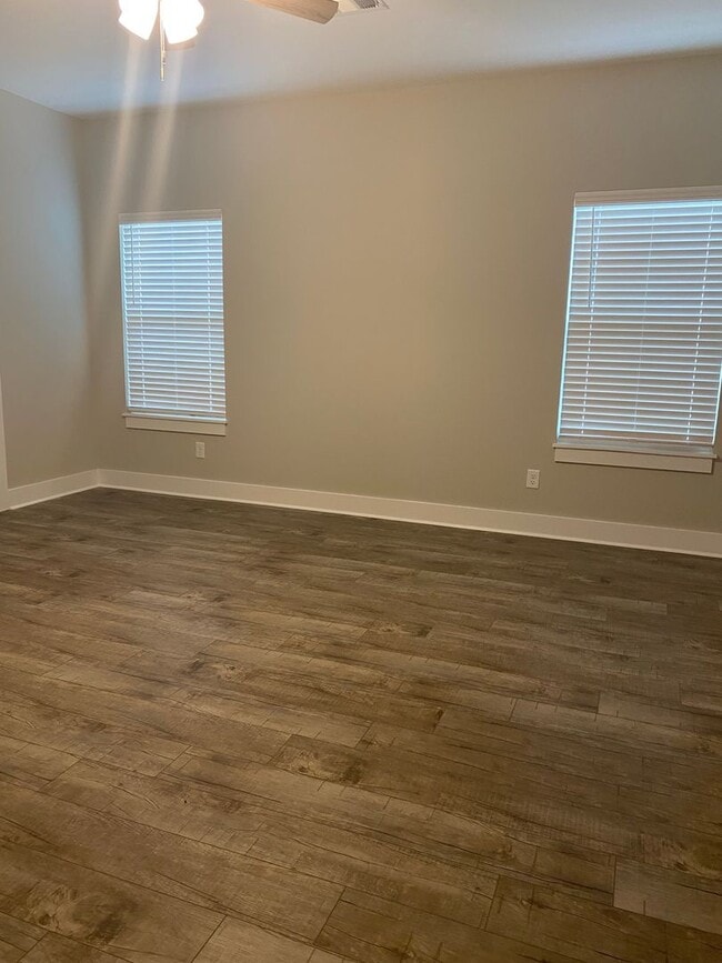Building Photo - 3 Bedroom, 2 Bath Home in Valley View - PR...