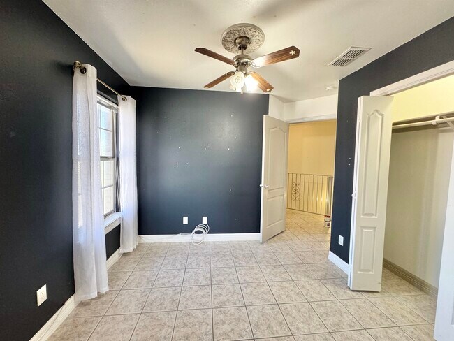 Building Photo - 210 Leon Ave