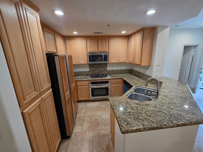 Building Photo - Stylish 3 Bedroom Townhome in Prime Huntington Beach Location
