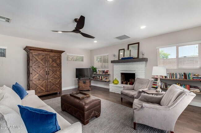 Building Photo - 6839 E Earll Dr