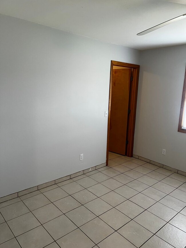 Building Photo - 3 BEDROOM, 2 BATH HOME WITH TILE THROUGHOUT & CLOSE TO THE TURNPIKE