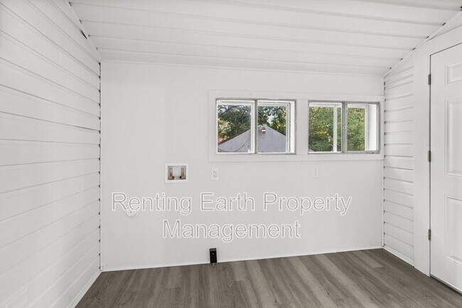 Building Photo - 1736 Mountain Dr