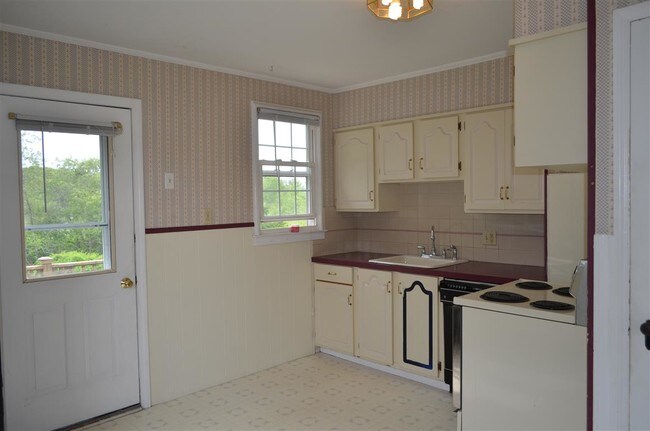 Kitchen - 45 Longfellow Dr