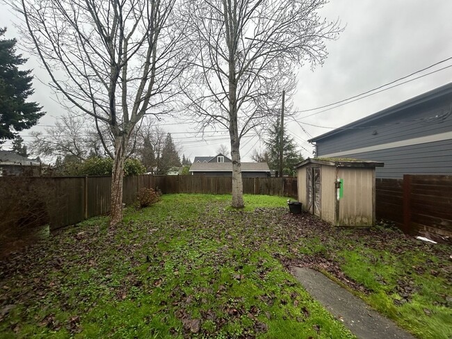 Building Photo - Tacoma Craft man house 3 bd, 1bath with large back yard!