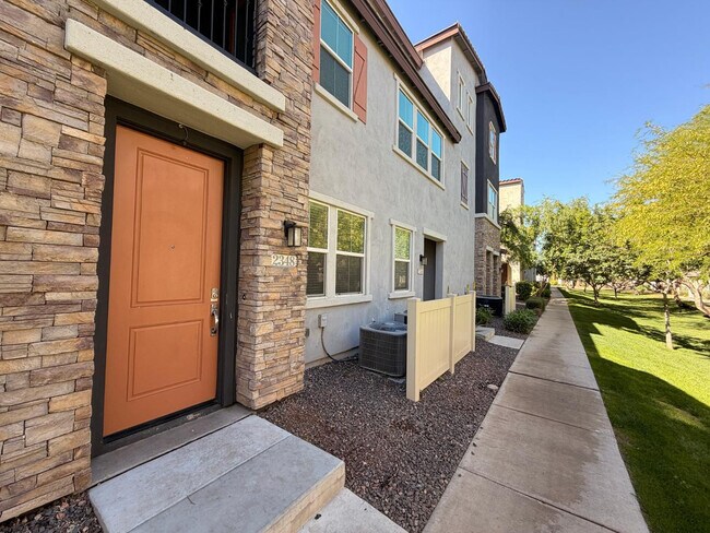 Building Photo - 2348 E Huntington Dr