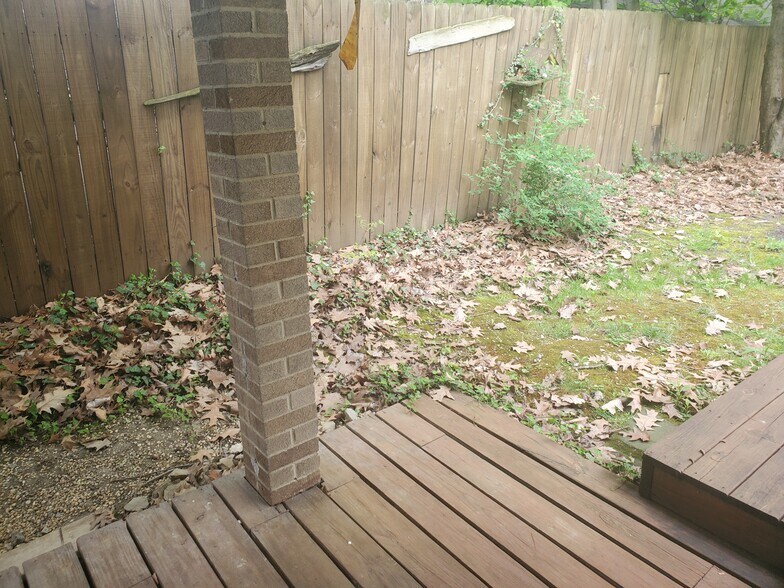 Building Photo - 25501 Edgecliff Dr