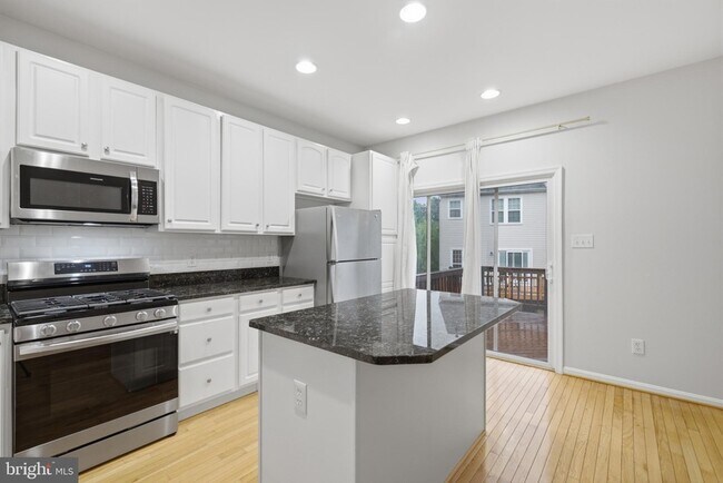 Building Photo - 45570 Trestle Terrace