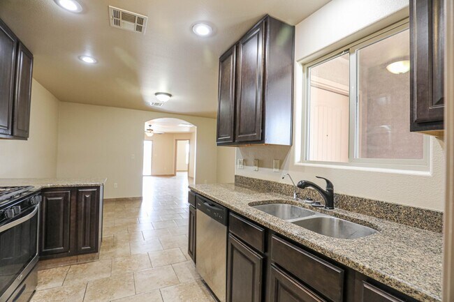 Building Photo - Cozy 3 Bed 2 Bath You've Been Looking For!