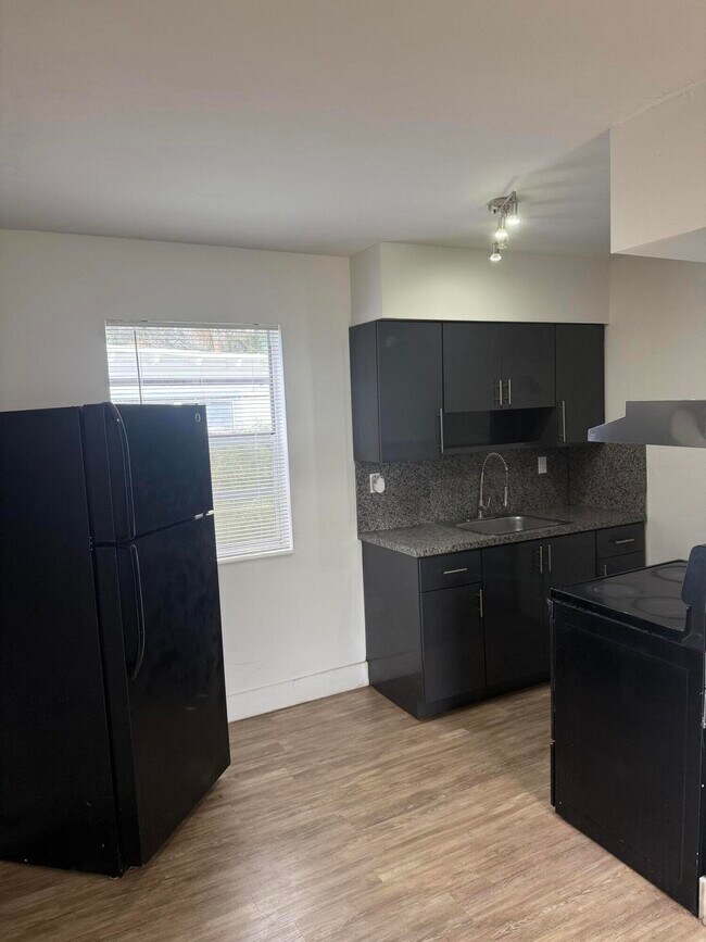 Building Photo - 650 SW 15th Ave