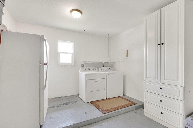 Building Photo - 1612 SE Cascella Ct