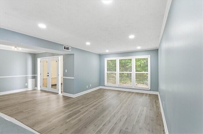 Building Photo - 2696 Greentree Dr SE