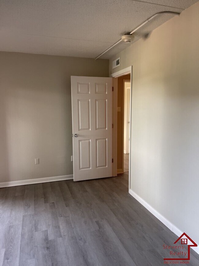 Building Photo - 915 S Seminole Dr