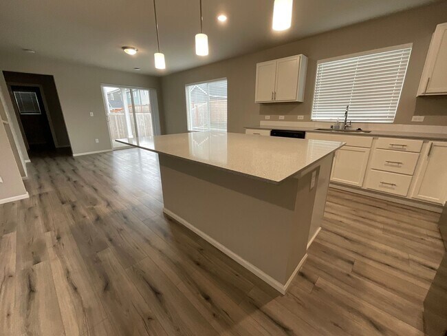 Building Photo - Beautiful 4 Bedroom, 2.5 Bath Home Availab...