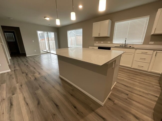 Building Photo - Beautiful 4 Bedroom, 2.5 Bath Home Available November 1st!