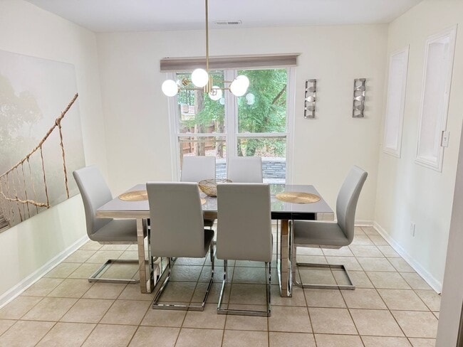 Building Photo - Spacious 3BR Home with Fenced Yard & Outdo...