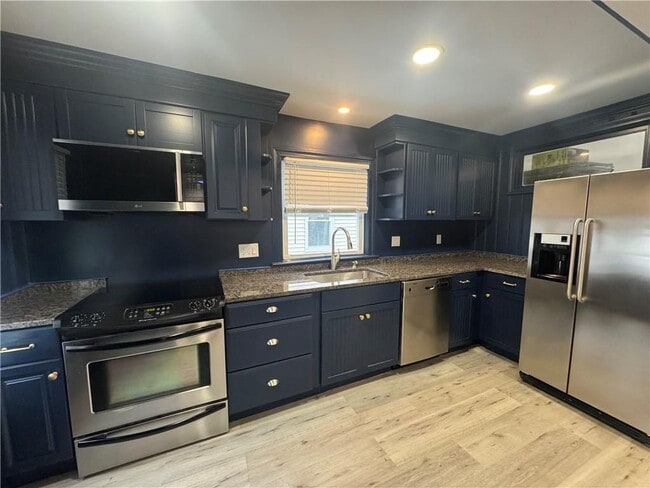 Building Photo - 591 Main St