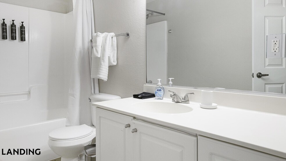 Building Photo - 3695 Island Club Dr