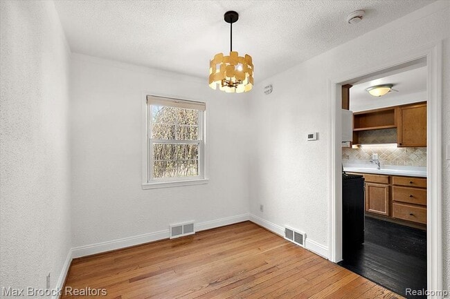 Building Photo - 1652 Graefield Rd