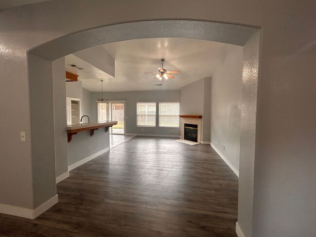 Building Photo - Nice house for rent in Tulare!