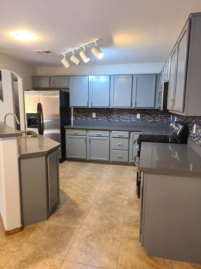 Building Photo - 5 Bedroom, 3 Bath Home in Secluded Neighbo...