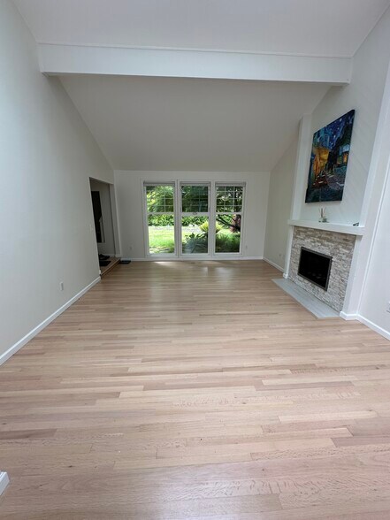 Building Photo - 11204 NE 58th Pl