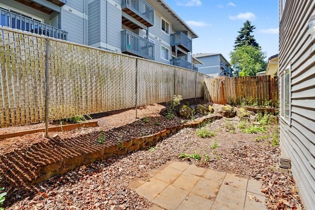 Building Photo - 5260-5262 Springcrest Drive