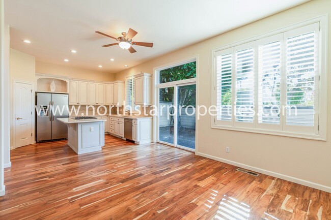 Building Photo - Beautiful Lake Oswego Townhome