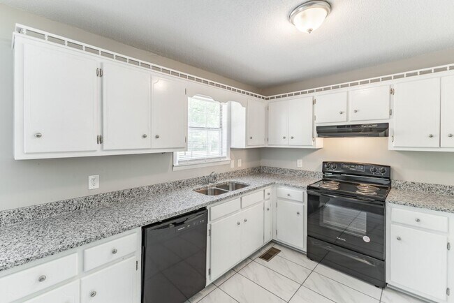 Building Photo - Stylish, Spacious & Updated! Don’t Miss Th...