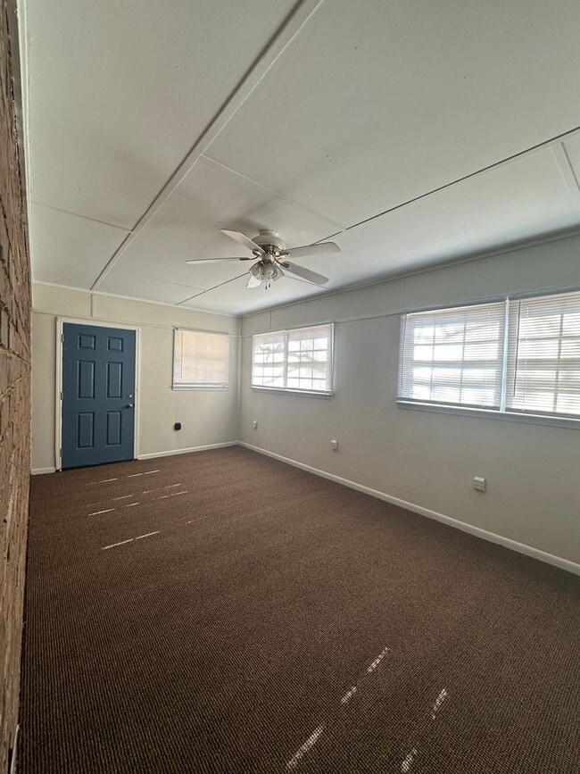 Building Photo - 3 bedroom home near Wire Park