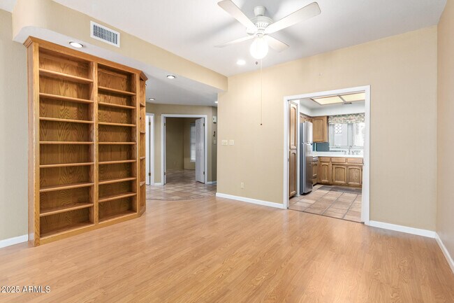 Building Photo - 5200 S Lakeshore Dr