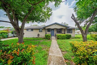 Building Photo - Classic Northeast San Antonio Gem with Two Living Areas - Realtor Commission: $500