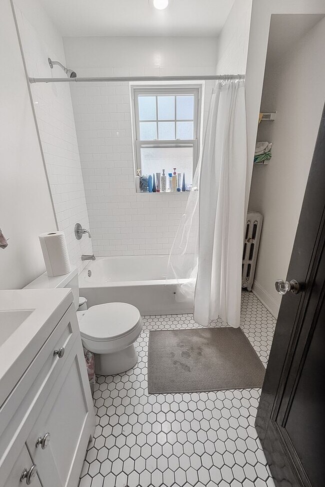 Building Photo - Bright and Sunny Updated 3-bed/1-bath near Loyola