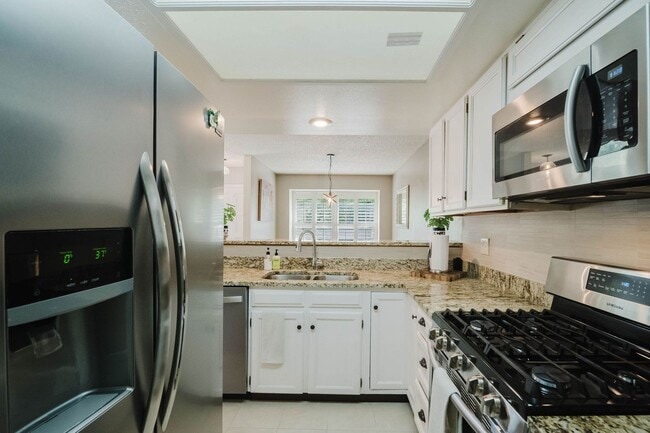Building Photo - Gorgeous 3 Bed / 4 Bath Townhome in Centen...