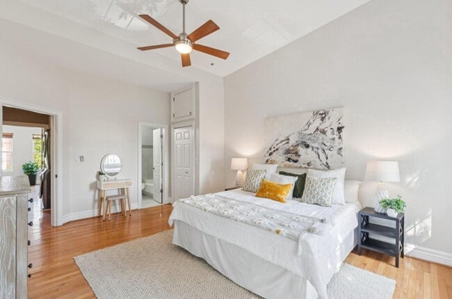 Building Photo - Large Sunny Eckington Three Bed/Three Bath Interior Rowhouse Condo Home