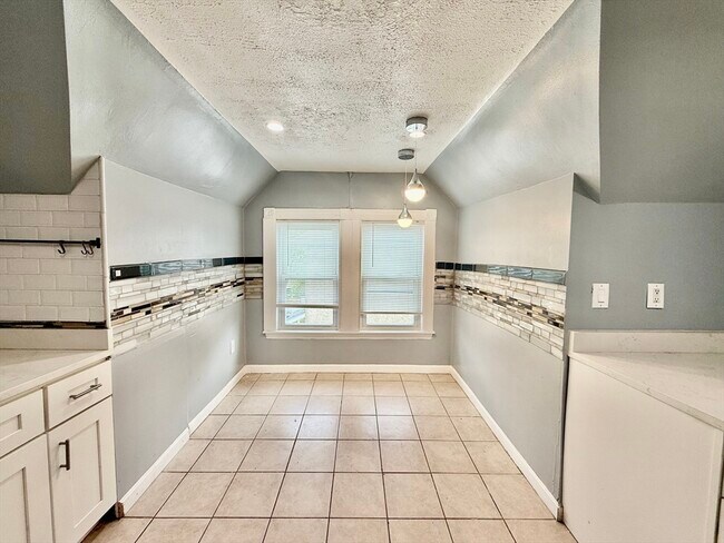 Building Photo - 10 Clark St