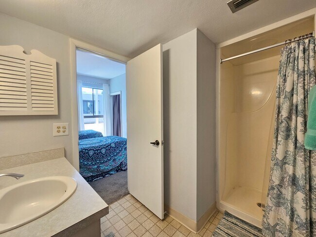 Building Photo - Seasonal Short-term 2 Bedroom 2 Bathroom Condo located on Venice Island with beach access!