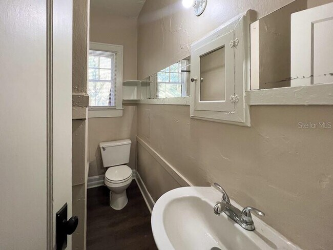 Building Photo - 318 NE 2nd Ave