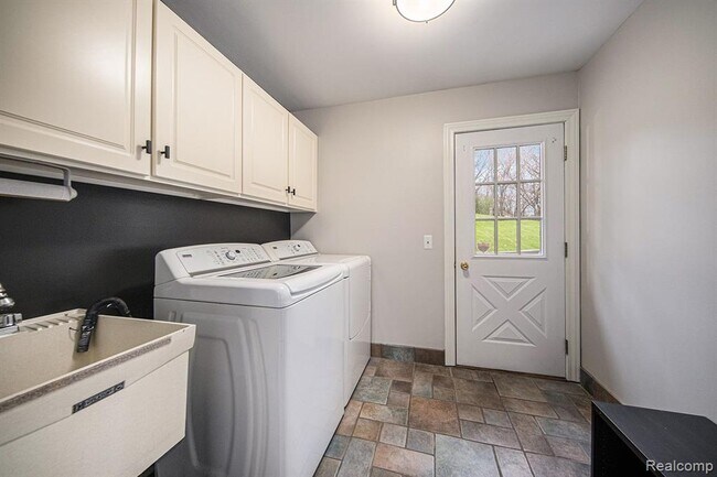 Building Photo - 695 Heritage Dr