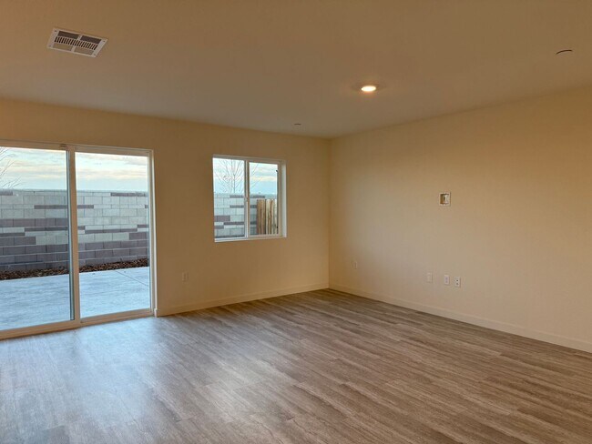 Building Photo - 4 Bed 2.5 Ba 2 Story 2 Car