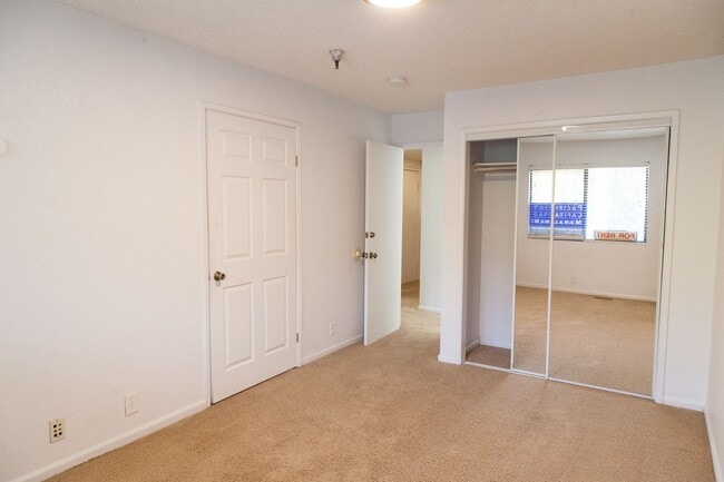 Building Photo - Great location, 2 Bedroom Condo