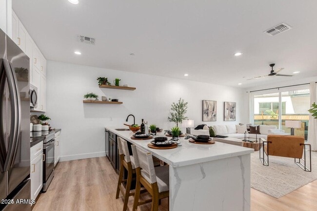 Primary Photo - 3426 E University Dr