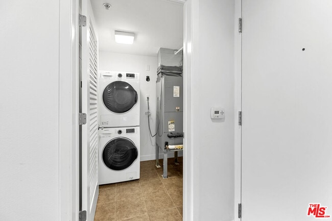 Building Photo - 901 Flower St